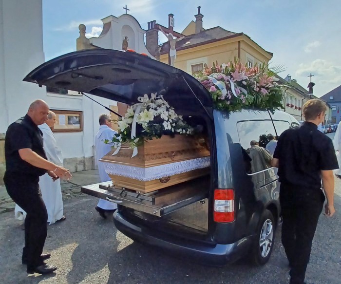 17  Rakev v autě