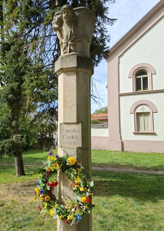 17  Pomník sv. Anežky České u kostela 