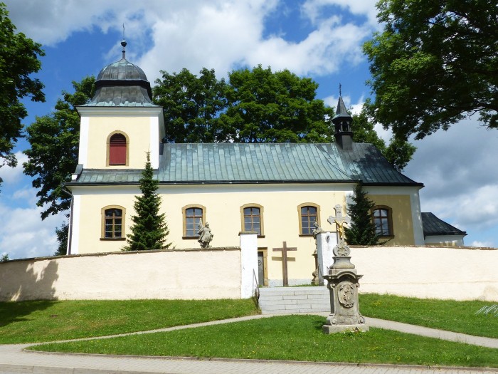 17  Kameničky - kostel Nejsvětější Trojice