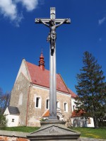 19  Kříž před kostelem
