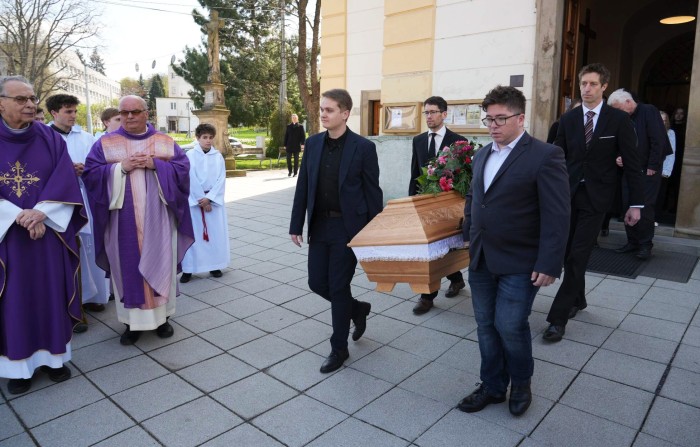 20  Vynášení rakve