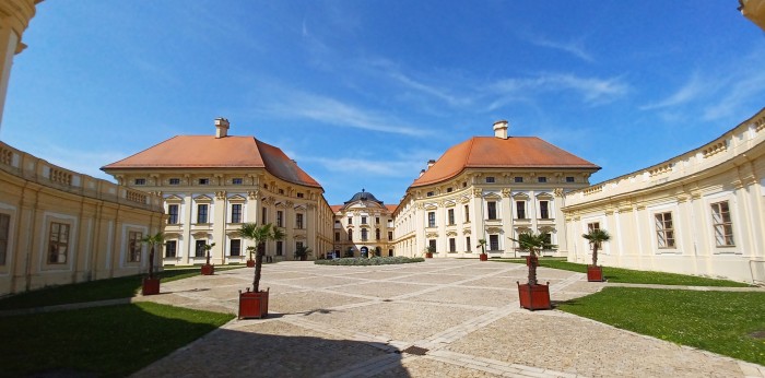 22  Nádvoří zámku