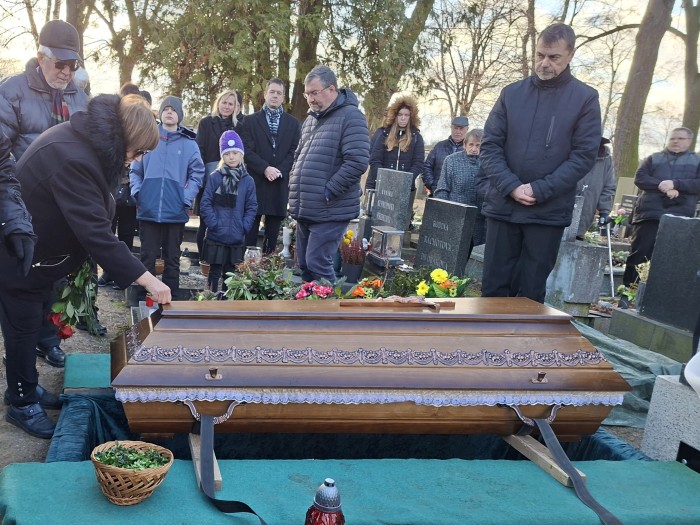 22  Křížek na rakev