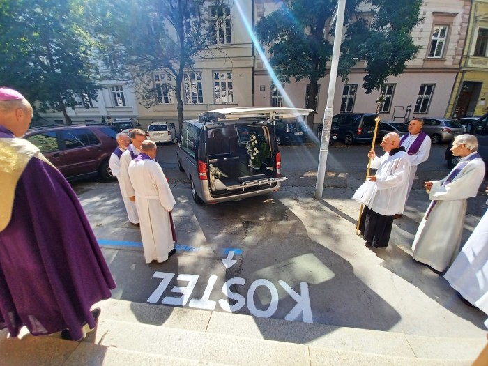 23  Před kostelem 