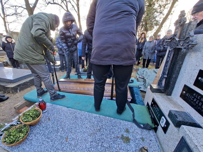 23  Spouštění rakve