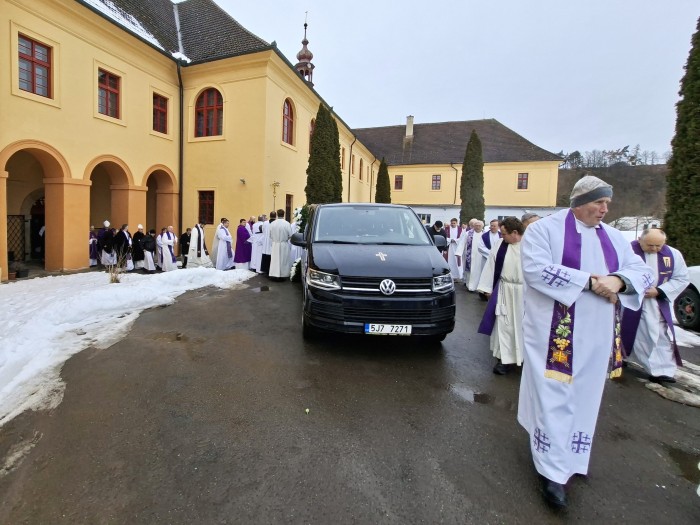 23  V zahradě kláštera