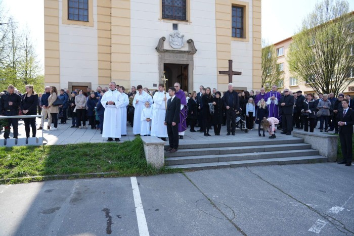 23  Provázení auta s rakví