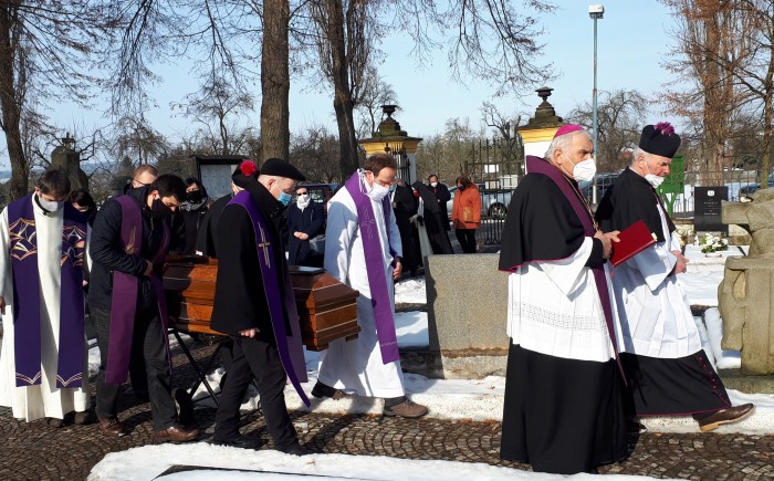 24  Průvod na hřbitově