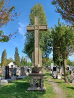 25  Kříž na hřbitově