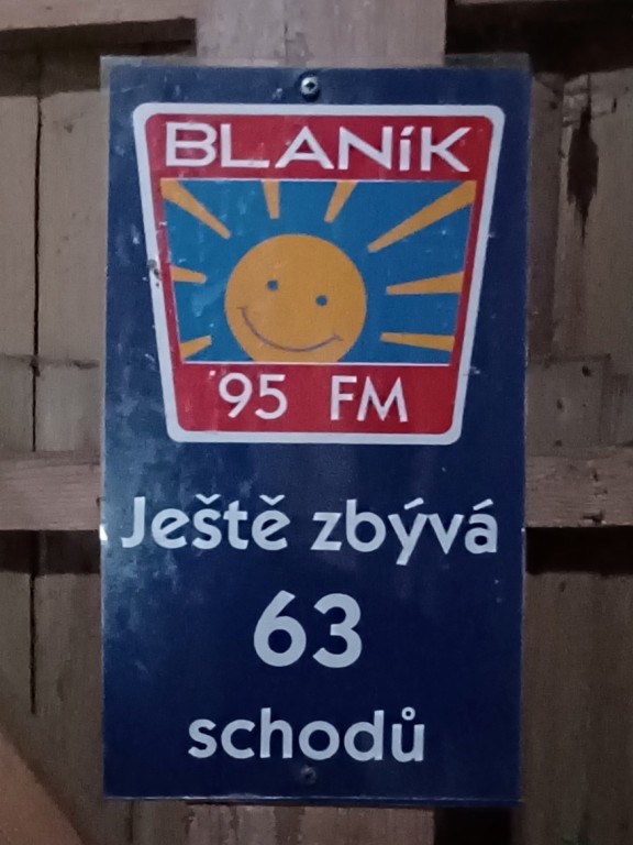 25  Info u schodiště