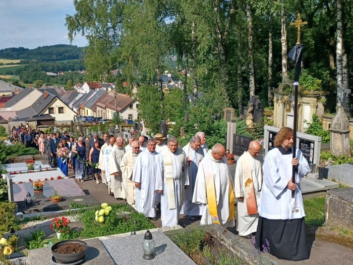25  Průvod na hřbitově