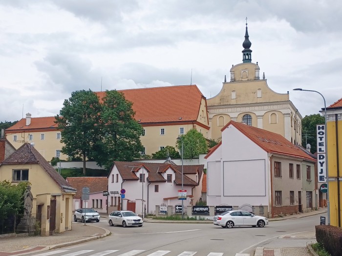 25  Klášter bosých karmelitek