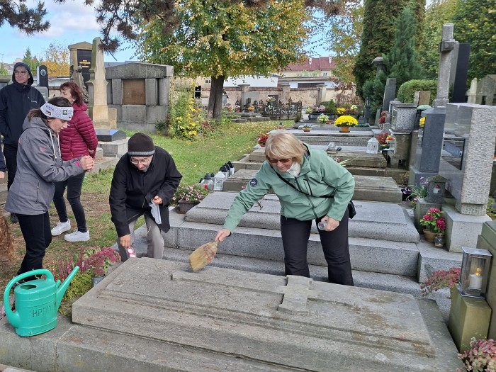 25  U hrobu rodičů