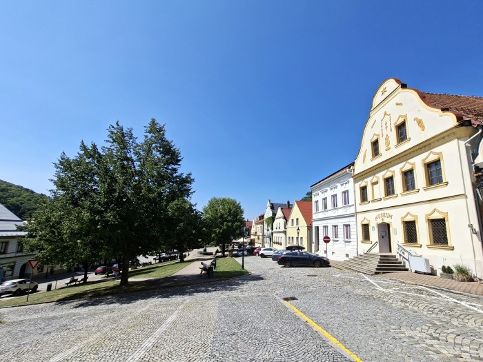 25  Náměstí - pohled od kostela