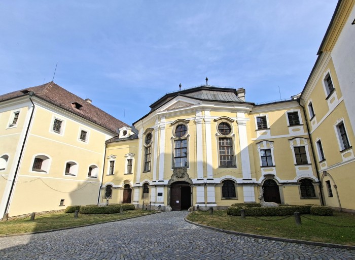 25  Zámek