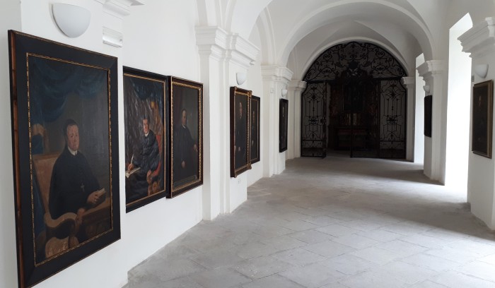 25  Obrazy opatů kláštera