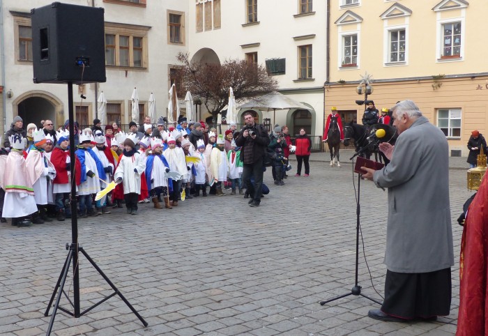 26  Požehnání koledníkům - biskup Josef Kajnek