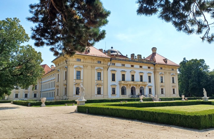27  Zpětný pohled na zámek
