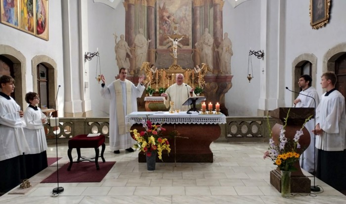27  U oltáře