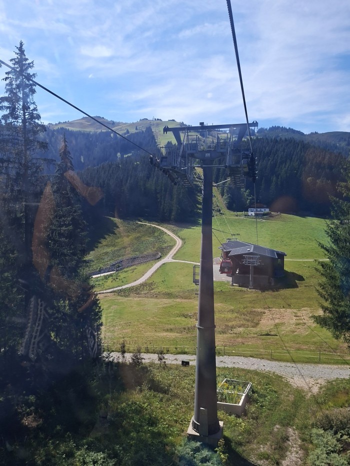 27  Mezistanice lanovky