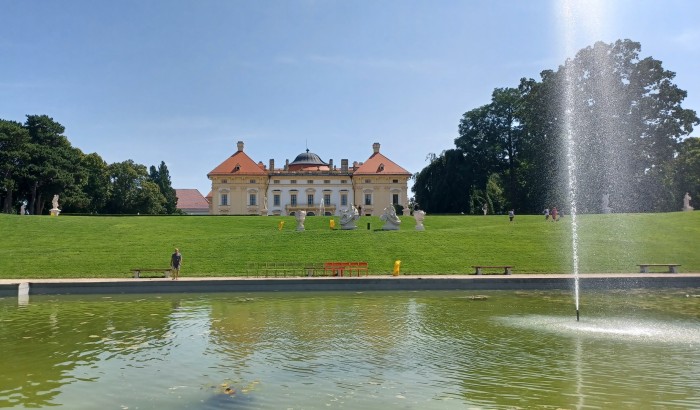 29  Pohled k zámku