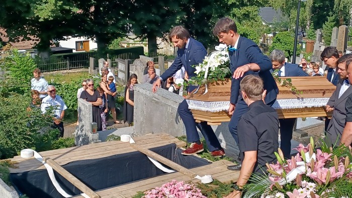 30  Přinášení rakve