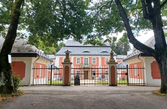 30  Lovecký zámeček Karlštejn