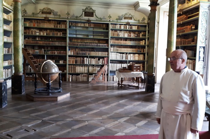 30  Knihovna kláštera