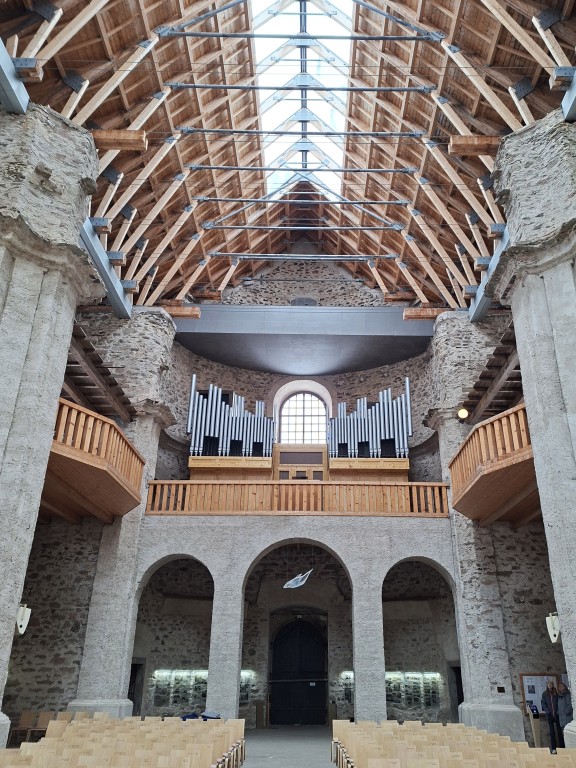 31  Kůr a nové varhany