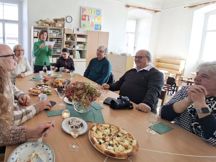 32  Rozbalování obálek