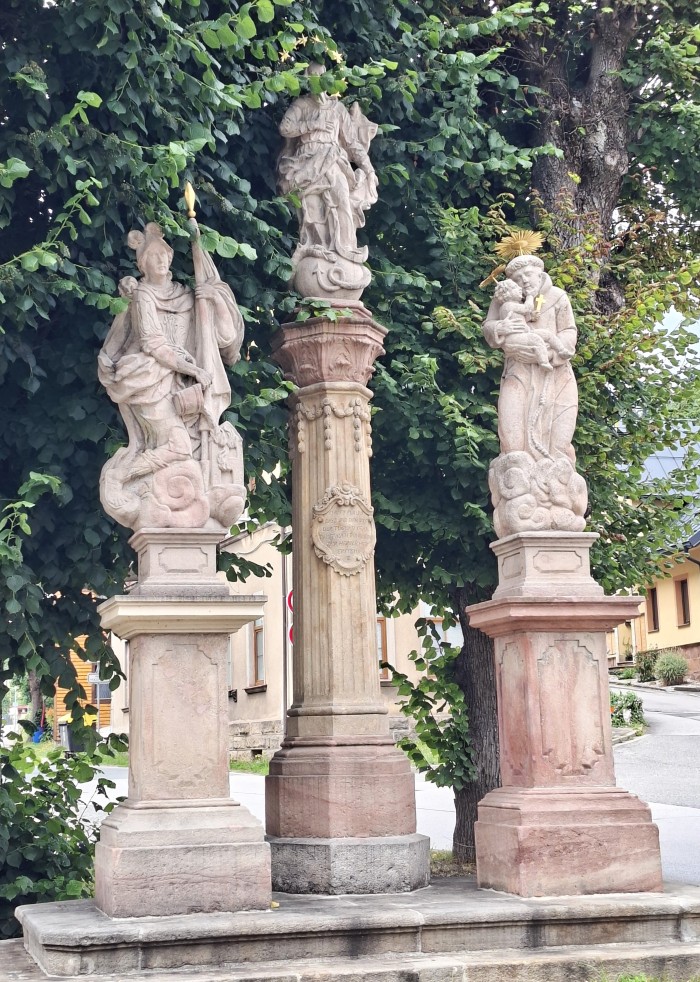 33  Sousoší Panny Marie, sv. Floriána a Antonína