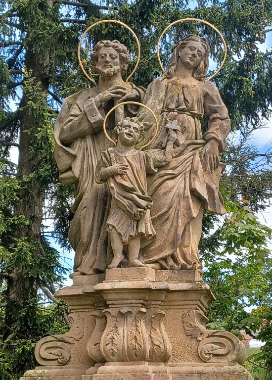 34  Socha svaté Rodiny