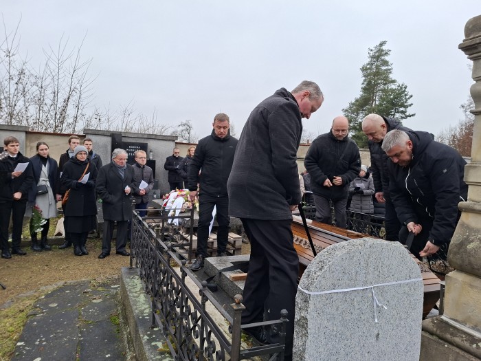 34  Spouštění rakve