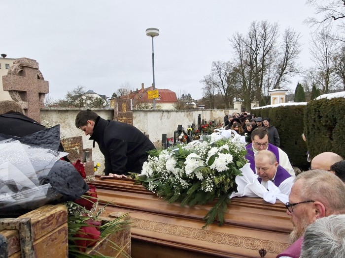 34  Přinášení rakve