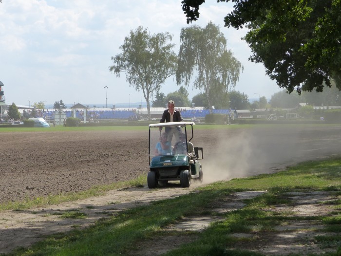 35  Příjezd startérů