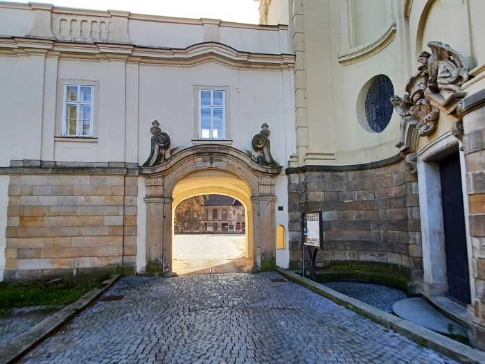 36  Brána vedle kaple