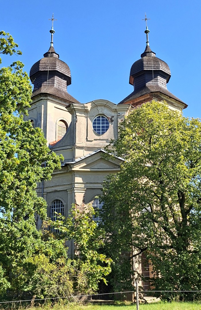 36  Portál kostela