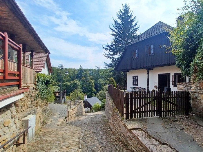 37  Podkostelí