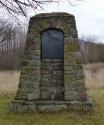 37  Pomník nedaleko kaple