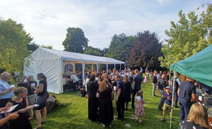 38  Setkání a pohoštění na farní zahradě