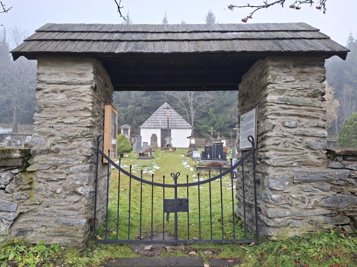 38  Hřbitov u kostela