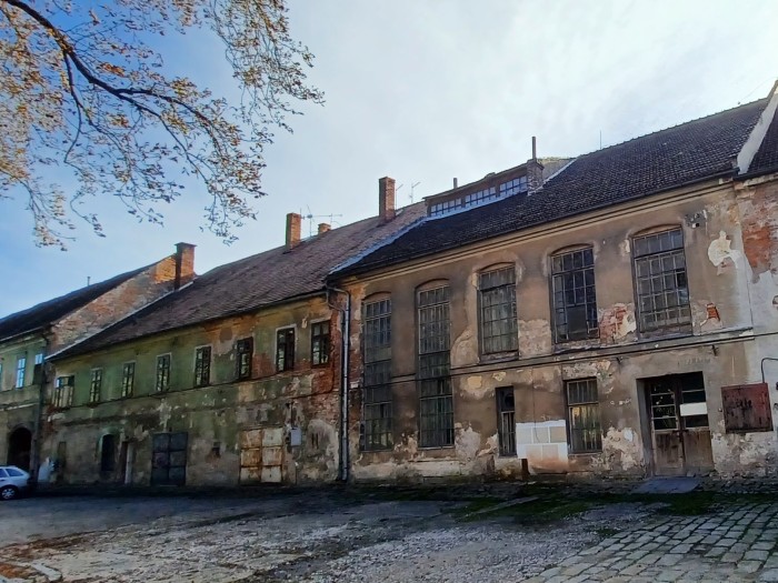39  Zámecké zázemí naproti