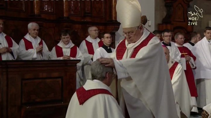 39  Vkládání rukou dalších biskupů
