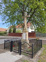 40  Obec Volárna - kříž na návsi