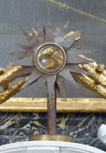 41  Monstrance internovaných kněží