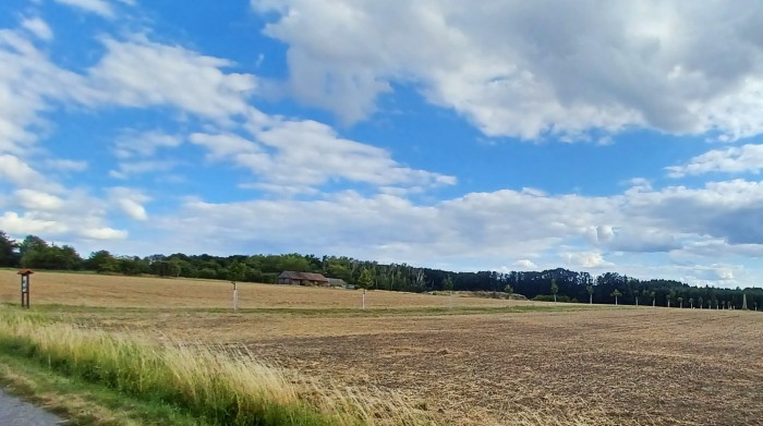 47  Pohled k pomníku obětem války 1866