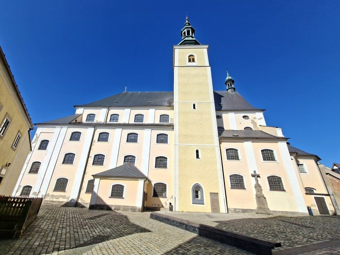 47  Farní kostel sv. Petra a Pavla
