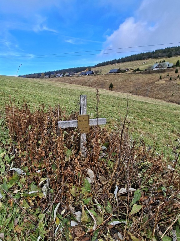 51  Kříž s nápisem: "Bylo jí 12 let..."