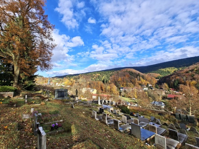 59  Pohled ze hřbitova