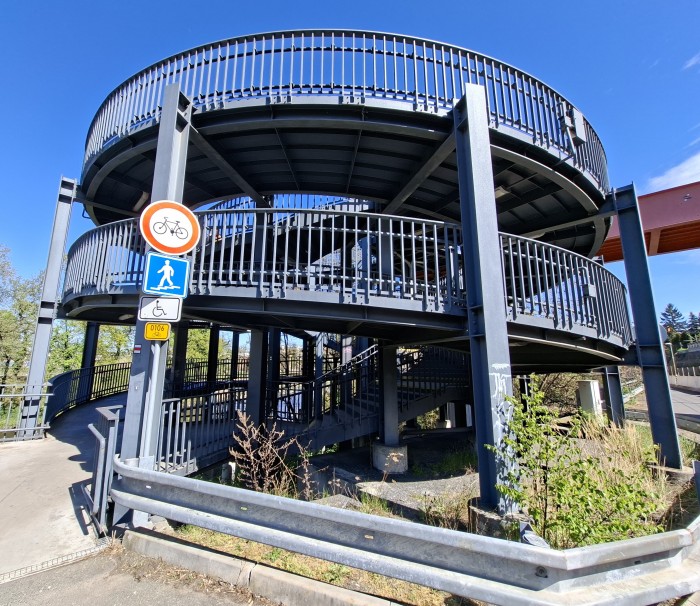 61  Cestou nad železnici